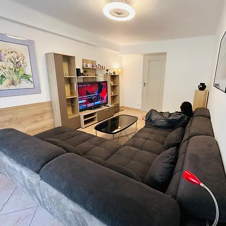 Daire The - 3 Rooms, 3air Cond, 3tv, 3fans, 2 Wc, Wifi Everywhere 5min Aeroport, Train, Beach, 1min Tram, 15 Min Centre, Port, Parking Possible *