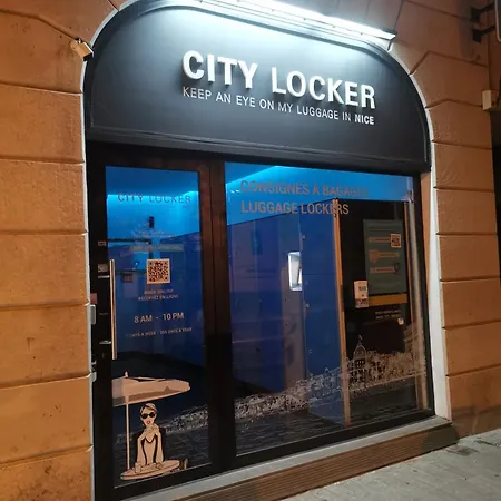 The - 3 Rooms, 3air Cond, 3tv, 3fans, 2 Wc, Wifi Everywhere 5min Aeroport, Train, Beach, 1min Tram, 15 Min Centre, Port, Parking Possible Daire Nice