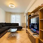 The - 3 Rooms, 3air Cond, 3tv, 3fans, 2 Wc, Wifi Everywhere 5min Aeroport, Train, Beach, 1min Tram, 15 Min Centre, Port, Parking Possible *