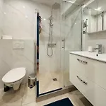 Appartamento The - 3 Rooms, 3air Cond, 3tv, 3fans, 2 Wc, Wifi Everywhere 5min Aeroport, Train, Beach, 1min Tram, 15 Min Centre, Port, Parking Possible Nizza