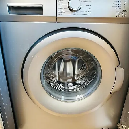 The - 3 Rooms, 3air Cond, 3tv, 3fans, 2 Wc, Wifi Everywhere 5min Aeroport, Train, Beach, 1min Tram, 15 Min Centre, Port, Parking Possible Lägenhet *