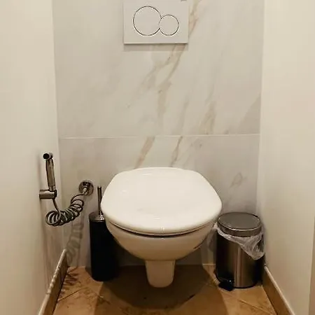 Lejlighed The - 3 Rooms, 3air Cond, 3tv, 3fans, 2 Wc, Wifi Everywhere 5min Aeroport, Train, Beach, 1min Tram, 15 Min Centre, Port, Parking Possible