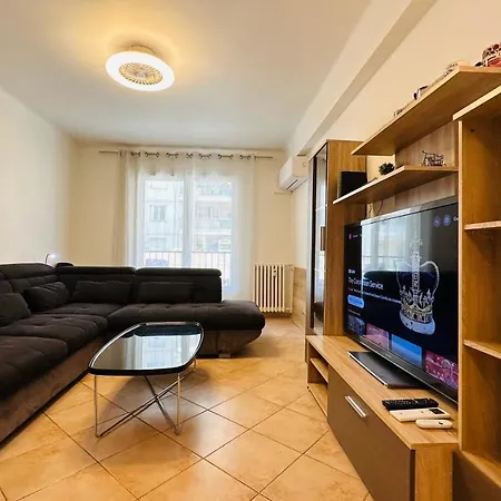 The - 3 Rooms, 3air Cond, 3tv, 3fans, 2 Wc, Wifi Everywhere 5min Aeroport, Train, Beach, 1min Tram, 15 Min Centre, Port, Garage Free Security *