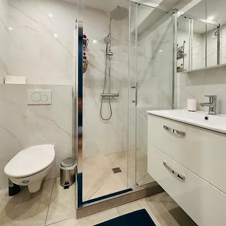 Lejlighed The - 3 Rooms, 3air Cond, 3tv, 3fans, 2 Wc, Wifi Everywhere 5min Aeroport, Train, Beach, 1min Tram, 15 Min Centre, Port, Parking Possible Nice