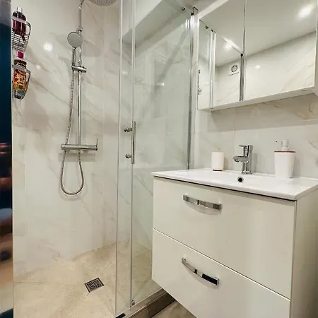 The - 3 Rooms, 3air Cond, 3tv, 3fans, 2 Wc, Wifi Everywhere 5min Aeroport, Train, Beach, 1min Tram, 15 Min Centre, Port, Parking Possible Apartament *