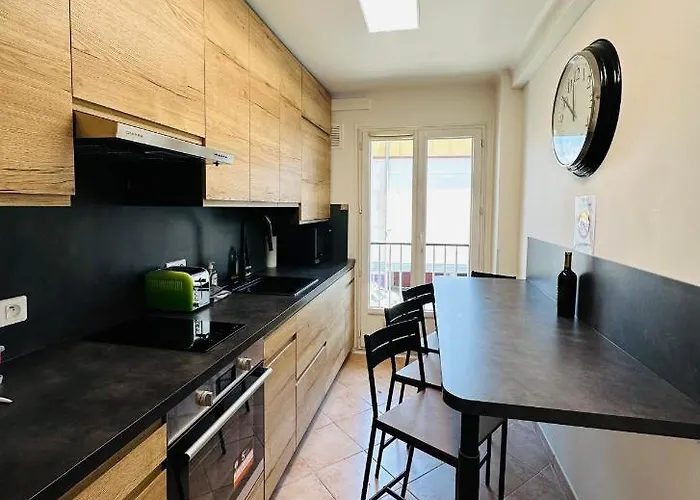 The - 3 Rooms, 3air Cond, 3tv, 3fans, 2 Wc, Wifi Everywhere 5min Aeroport, Train, Beach, 1min Tram, 15 Min Centre, Port, Parking Possible * Nice