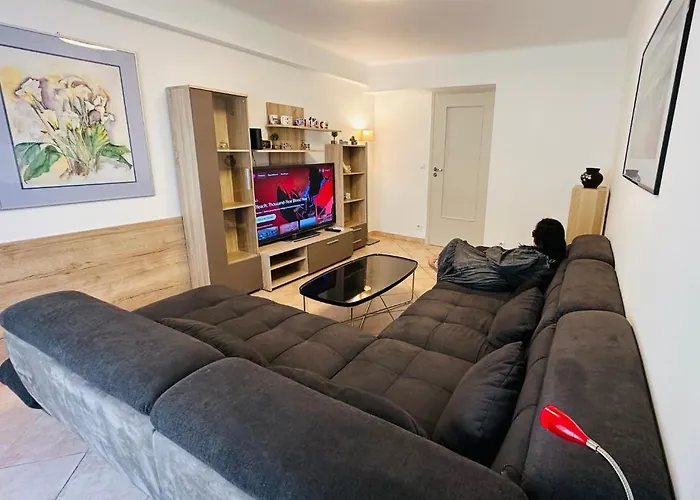 Lägenhet The - 3 Rooms, 3air Cond, 3tv, 3fans, 2 Wc, Wifi Everywhere 5min Aeroport, Train, Beach, 1min Tram, 15 Min Centre, Port, Parking Possible *
