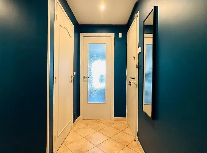 The - 3 Rooms, 3air Cond, 3tv, 3fans, 2 Wc, Wifi Everywhere 5min Aeroport, Train, Beach, 1min Tram, 15 Min Centre, Port, Parking Possible Lägenhet