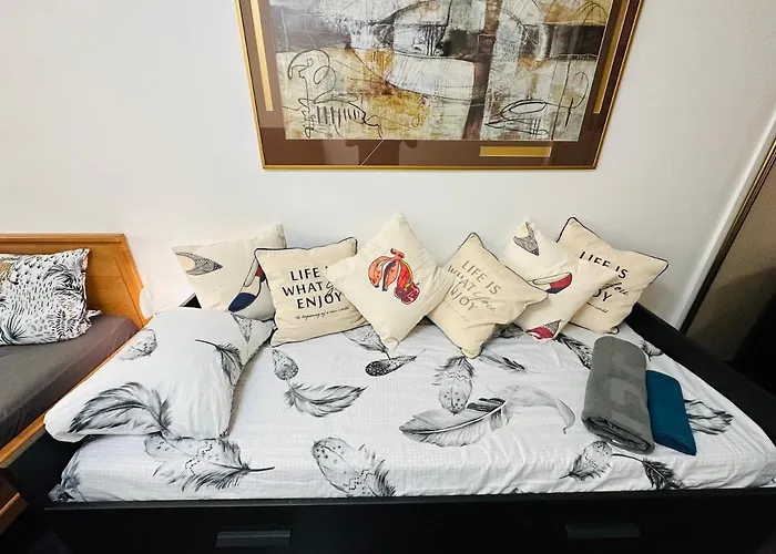 Lägenhet The - 3 Rooms, 3air Cond, 3tv, 3fans, 2 Wc, Wifi Everywhere 5min Aeroport, Train, Beach, 1min Tram, 15 Min Centre, Port, Parking Possible Nice
