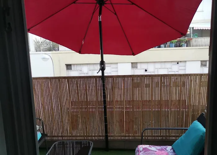 Lägenhet The - 3 Rooms, 3air Cond, 3tv, 3fans, 2 Wc, Wifi Everywhere 5min Aeroport, Train, Beach, 1min Tram, 15 Min Centre, Port, Parking Possible