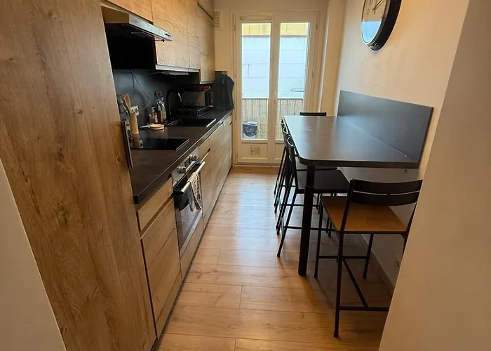 The - 3 Rooms, 3air Cond, 3tv, 3fans, 2 Wc, Wifi Everywhere 5min Aeroport, Train, Beach, 1min Tram, 15 Min Centre, Port, Parking Possible *